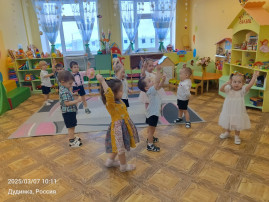 Развлечение " Как малыши научили Ёжика поздравлять маму" Развлечение " Как малыши научили Ёжика поздравлять маму".